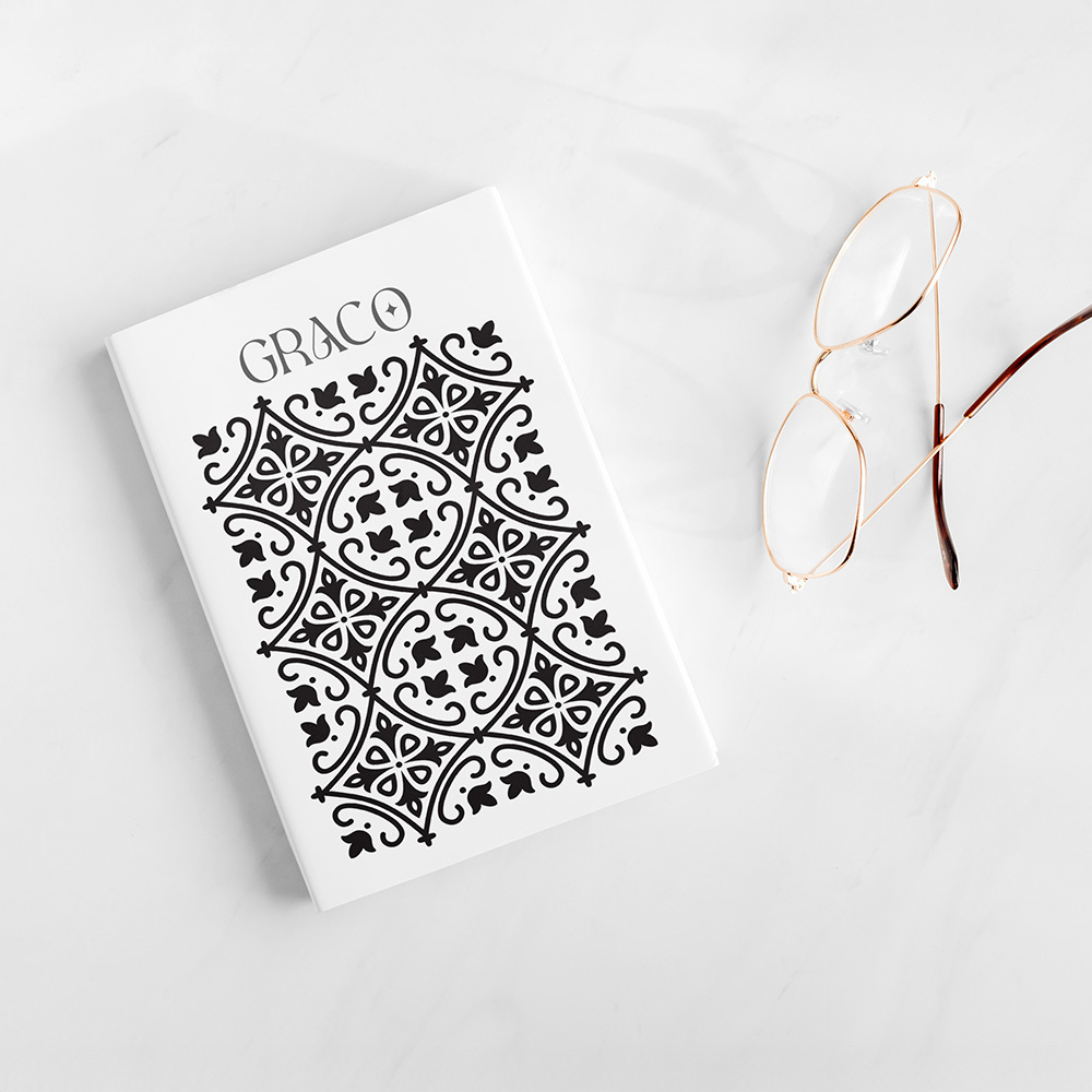 מחברת לבנה עם עיטורים שחורים