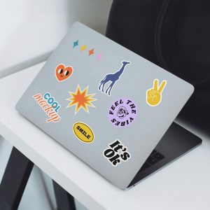 מדבקות על גבי לפטופ