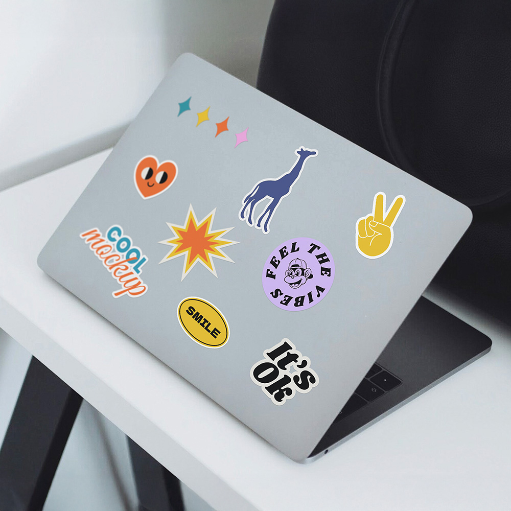 מדבקות על גבי לפטופ